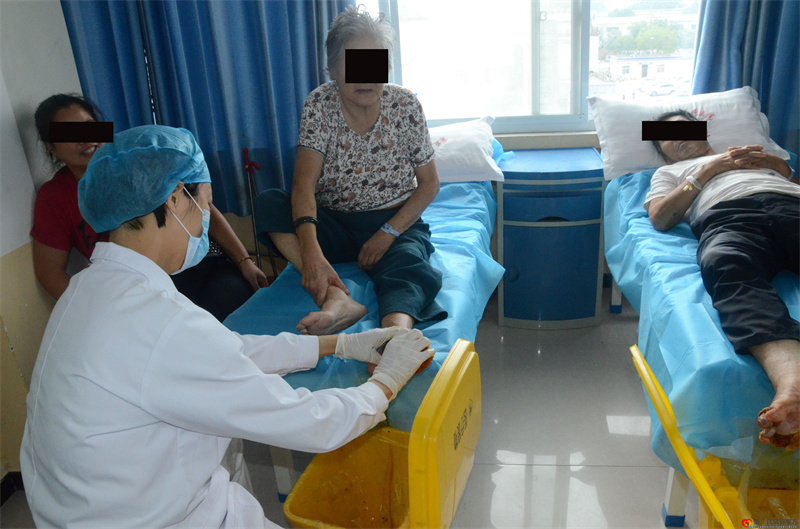 什么是糖尿病足溃疡,可以避免截肢治疗吗?(图1) 什么是糖尿病足溃疡,可以避免截肢治疗吗?(图1)