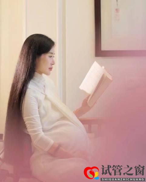 他是知名大导演,妻子为其3次试管取70颗卵子,今年近百岁成人生赢家(图5)