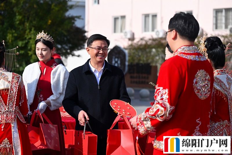 青睐绵阳 牵手同行 百位新人集体婚礼奏响婚俗新风乐章